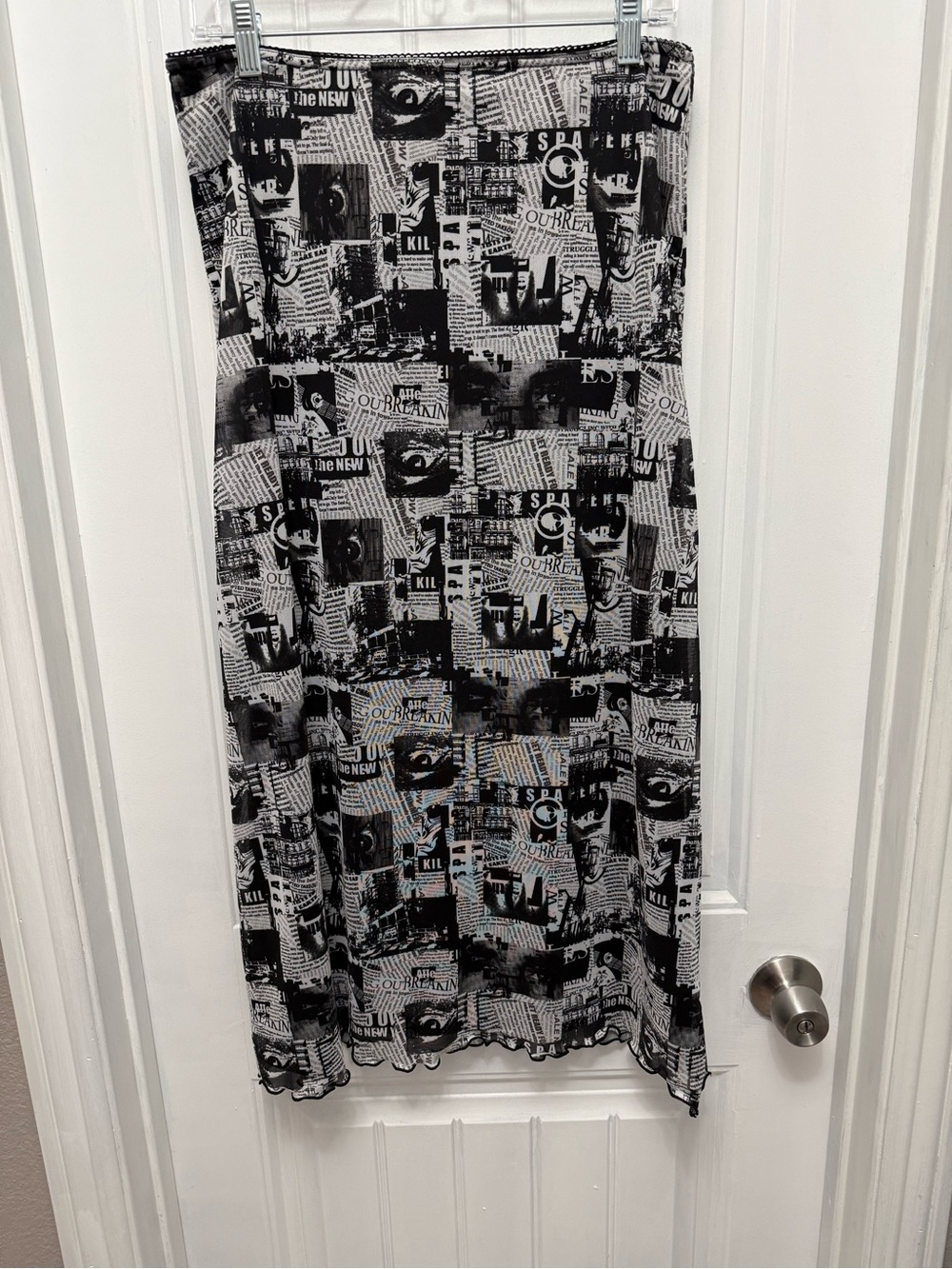 I Believe Black & White Newspaper Print Graphic Long Skirt Size 1XL (56-6)